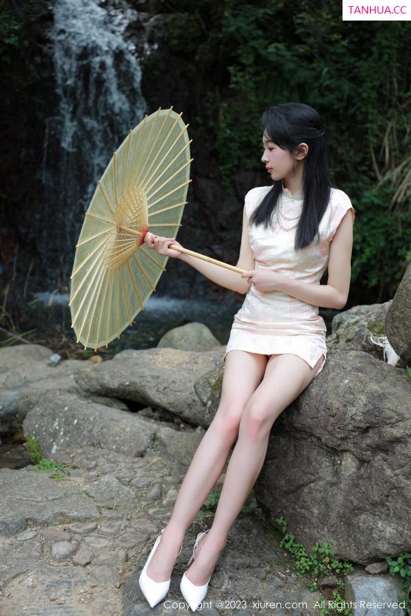 糖豆  [XiuRen]高清写真图 2023.08.15 No.7234 糖豆sisi 旗袍美腿第7张图片
